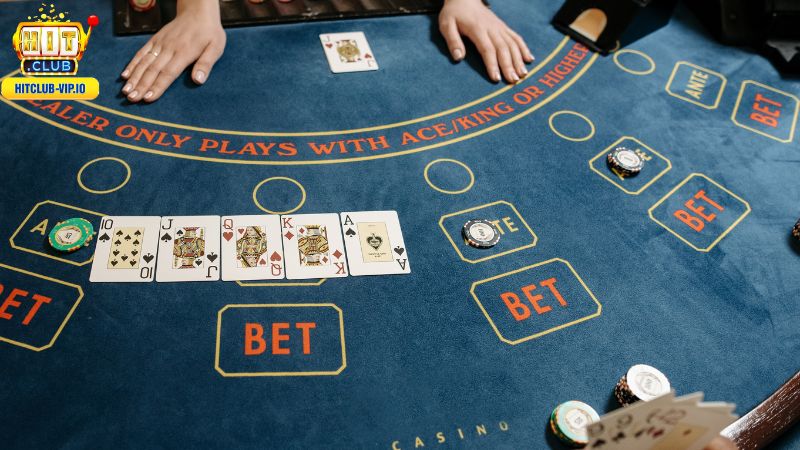 Baccarat là một trong những game bài quen thuộc 